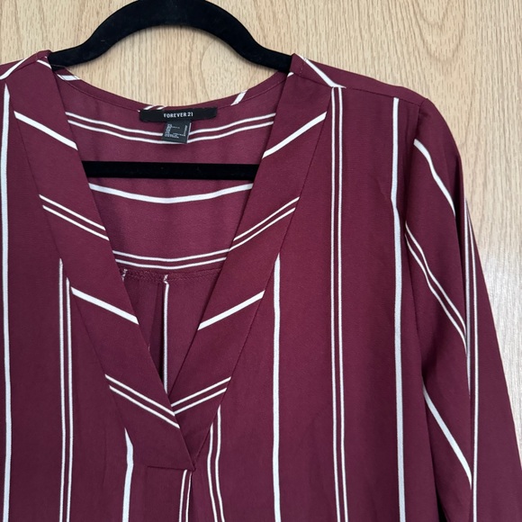 🖤5/$20 Maroon Striped V Neck Blouse - Picture 2 of 8